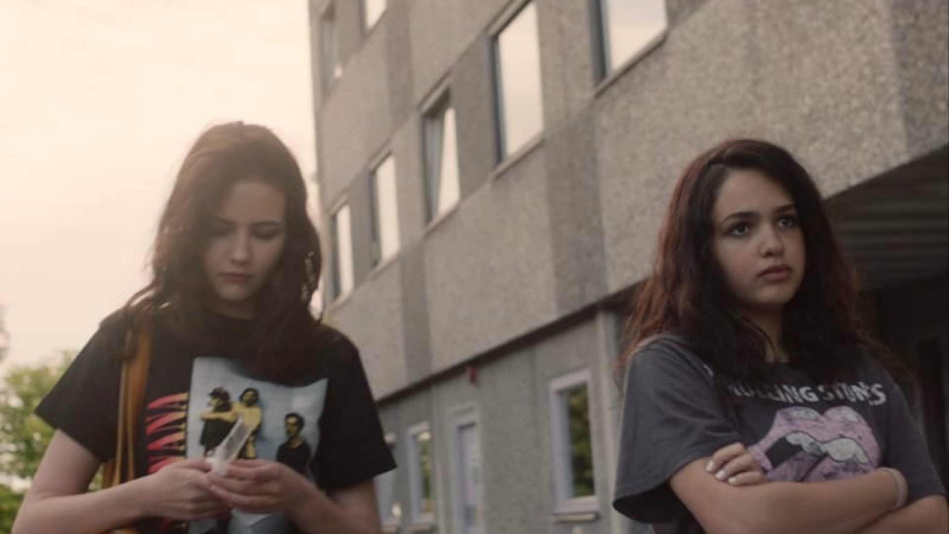 Never_look_back_poster